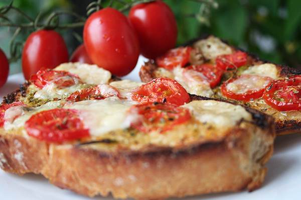 Bruschete cu rosii cherry, mozzarella si oregano