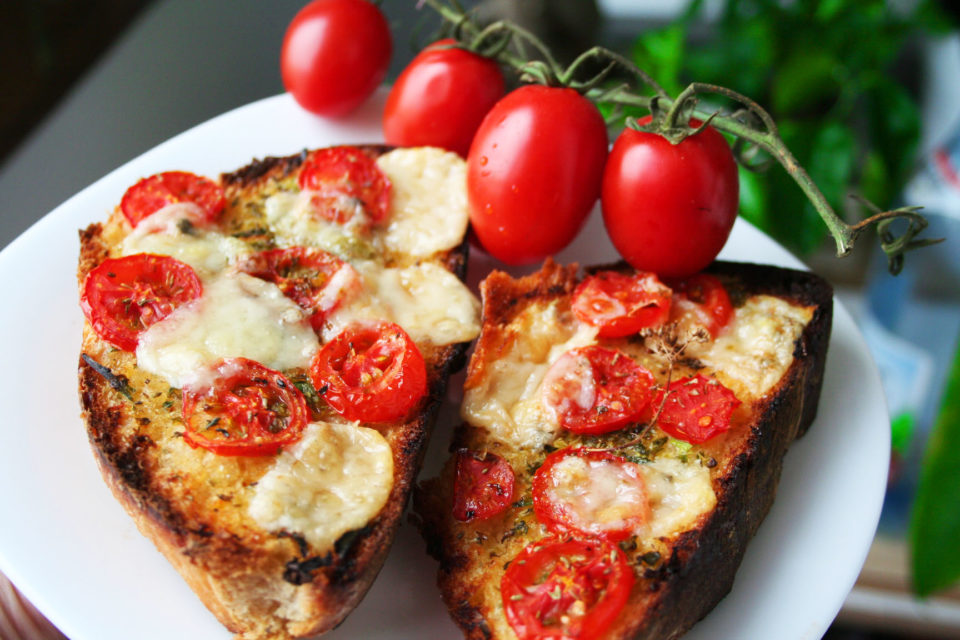 Bruschete-cu-rosii-si-mozzarella