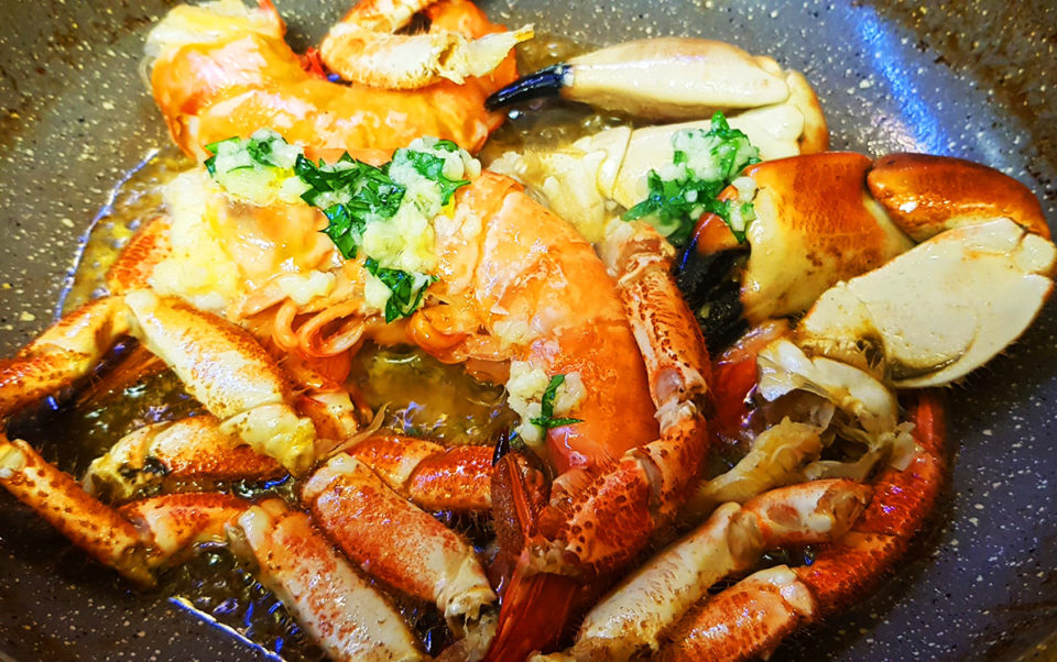 Fructe de mare la tigaie cu unt si usturoi