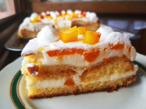Prajitura cu fructe, frisca si iaurt