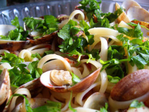 Scoici vongole cu spaghete, rosii, usturoi si patrunjel