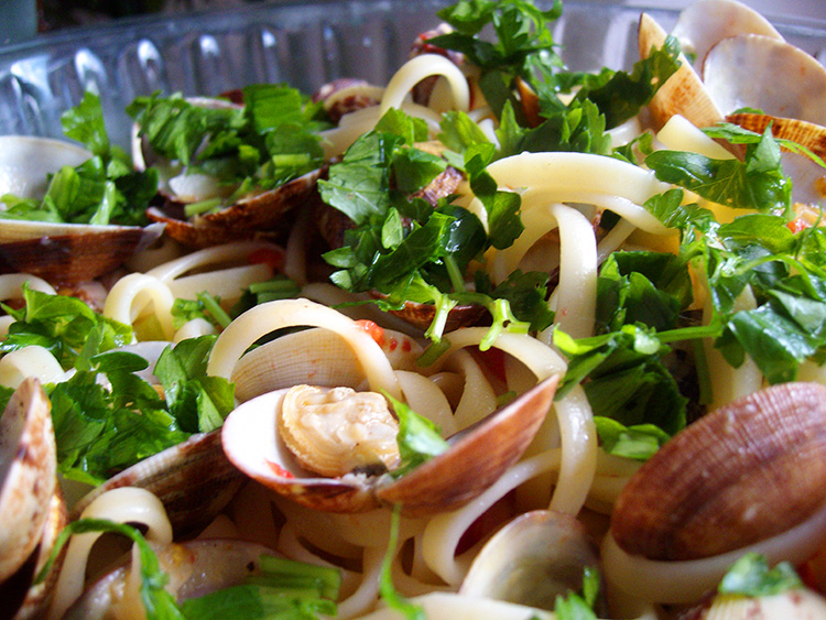 Scoici vongole cu spaghete, rosii, usturoi si patrunjel