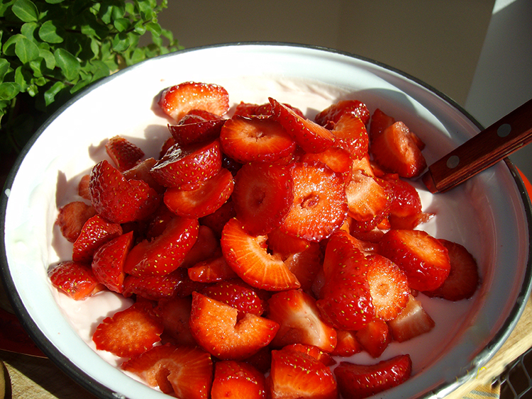 Tort piscoturi cu crema de iaurt si capsuni